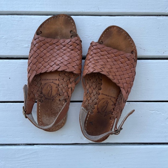 Woven leather sandals - Picture 3 of 5
